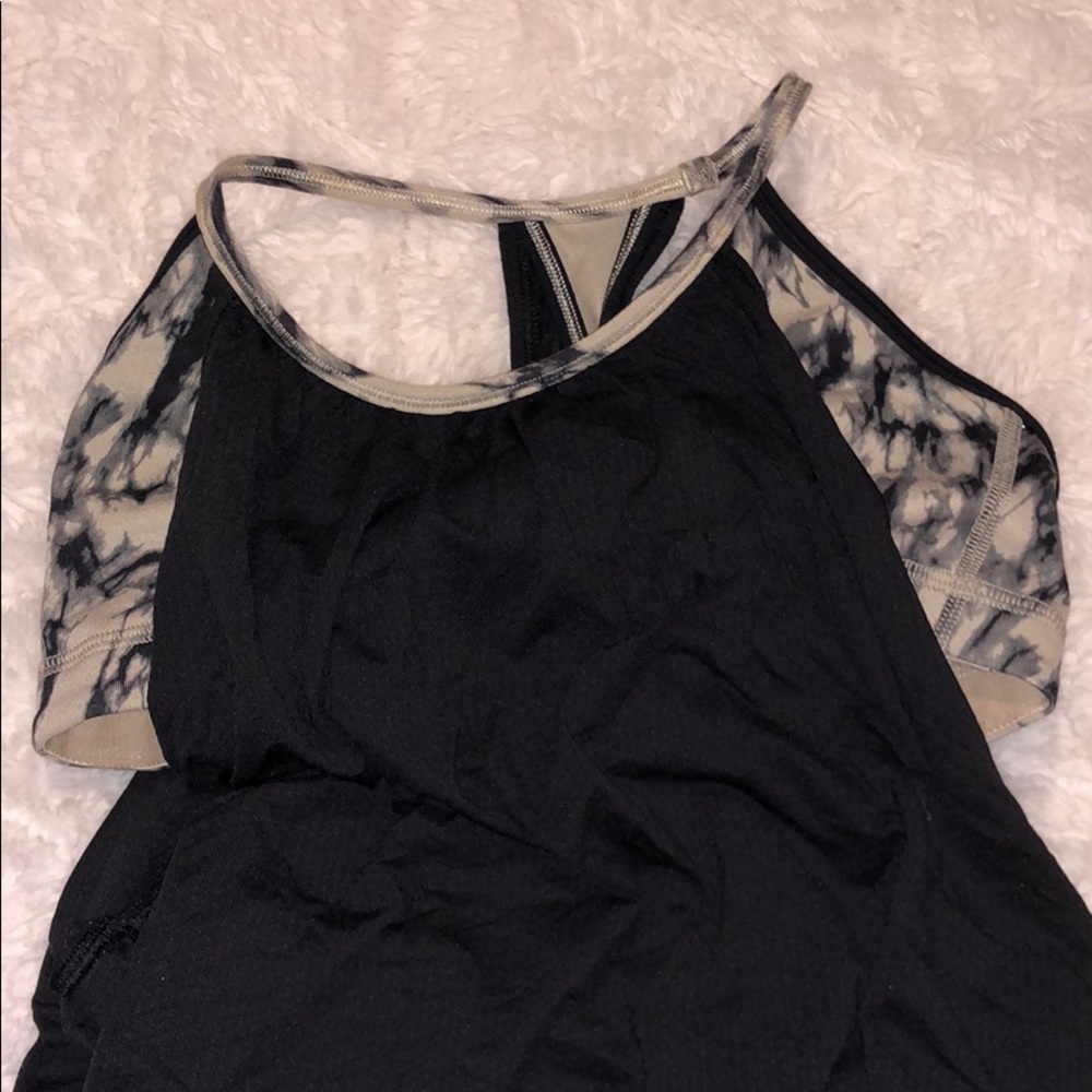Lulu top w built in sports bra, size 6